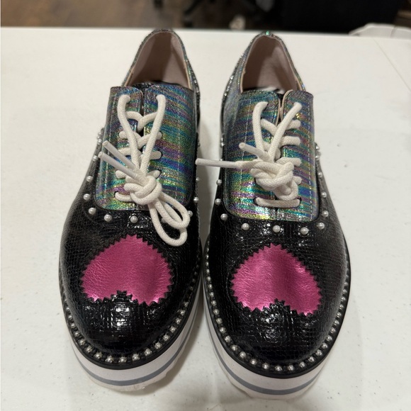Betsey Johnson Black Iridescent Shoes with Pink Heart - Picture 4 of 13